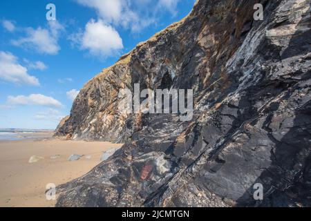 Black Ordovician Shales, Druidston Haven, Pembrokeshire, Wales, Großbritannien Stockfoto