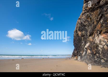 Black Ordovician Shales, Druidston Haven, Pembrokeshire, Wales, Großbritannien Stockfoto