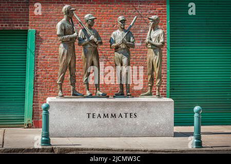 Die Bronzestatue „Teamkollegen“ des Künstlers Antonio Tobias Mendez befindet sich vor dem Fenway Park mit den Boston Red Sox-Größen Ted Williams, lef Stockfoto