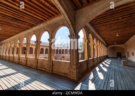 Salamanca - 10. September 2017: Oberer hölzerner Kreuzgang des Klosters Saint Esteban in Salamanca, Kastilien und Leon, Spanien Stockfoto