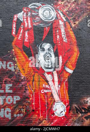 Wandbild von Jordan Henderson mit der Trophäe der Premier League, Liverpool FC Street Art, Sybil Road, Anfield, Liverpool, England, VEREINIGTES KÖNIGREICH Stockfoto