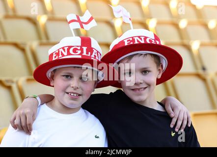 Wolverhampton, England, 14.. Juni 2022. England-Fans vor dem Spiel der UEFA Nations League in Molineux, Wolverhampton. Bildnachweis sollte lauten: Darren Staples / Sportimage Stockfoto