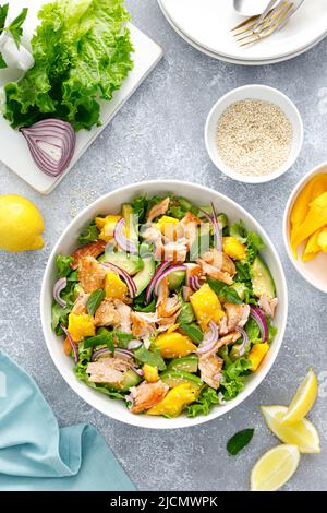 Gegrillter Lachs- und Mangosalat mit Avocado und frischem grünen Salat Stockfoto