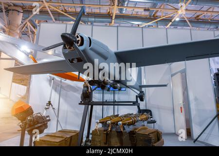 Unbemanntes Luftfahrzeug zum Abwerfen von Bomben. Stockfoto