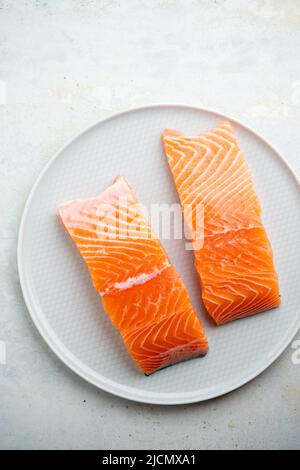 Frisches Lachsfilet auf einem Teller für köstliches Lachssteak. Stockfoto
