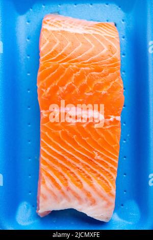 Frischer roher Lachs in Plastikbehälter, Nahaufnahme. Stockfoto