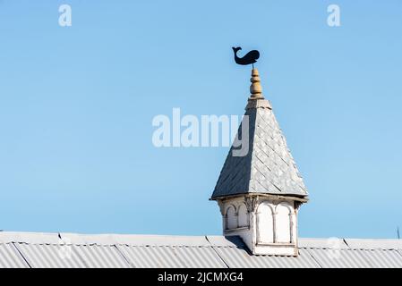 „Windfahne über einem alten Gebäude in Ushuaia, Tierra del Fuego, Argentinien. ' Stockfoto