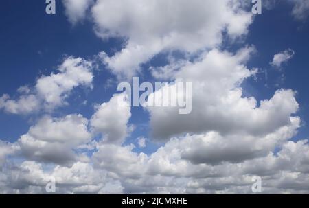 Isoliertes blaues Sommerhimmel Wolkenbild Foto mit weißen flauschigen Schönwetter Cumulus Wolken Stockfoto