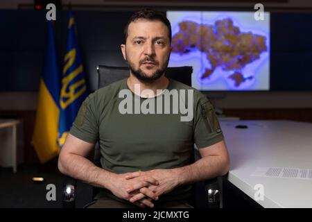 Kiew, Ukraine. 09.. Juni 2022. Der ukrainische Präsident Volodymyr Zelenskyy spricht per Videolink zu CORE Response, organisiert von dem Schauspieler Sean Penn aus seinem Situation Room, 11. Juni 2022 in Kiew, Ukraine. Kredit: Ukrainisches Presidential Press Office/Ukraine Presidency/Alamy Live News Stockfoto