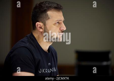 Kiew, Ukraine. 14.. Juni 2022. Der ukrainische Präsident Wolodymyr Zelenskyy hört sich eine Frage während einer Online-Pressekonferenz für die dänischen Medien aus seinem Situation Room am 14. Juni 2022 in Kiew, Ukraine, an. Kredit: Ukrainisches Presidential Press Office/Ukraine Presidency/Alamy Live News Stockfoto