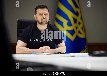 Kiew, Ukraine. 14.. Juni 2022. Der ukrainische Präsident Wolodymyr Zelenskyy hört sich eine Frage während einer Online-Pressekonferenz für die dänischen Medien aus seinem Situation Room am 14. Juni 2022 in Kiew, Ukraine, an. Kredit: Ukrainisches Presidential Press Office/Ukraine Presidency/Alamy Live News Stockfoto