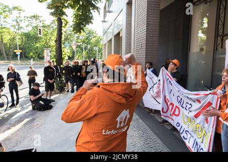 Berlin, Deutschland. 14.. Juni 2022. Am 14. Juni 2022 protestierten Menschen des Arbeiterkollektivs Lieferando Berlin vor dem Berliner Lieferando-Hub in der Kochstraße. Die Demonstranten halten mehrere Reden und untersagen sich. Sie sprachen über schwierige Arbeitsbedingungen und unfaire Entlassungen mehrerer Arbeitnehmer. Eines der Hauptziele des Kollektivs ist es, die gewerkschaftliche Zerschlagung zu stoppen. (Foto: Michael Kuenne/PRESSCOV/Sipa USA) Quelle: SIPA USA/Alamy Live News Stockfoto