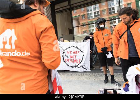 Berlin, Deutschland. 14.. Juni 2022. Am 14. Juni 2022 protestierten Menschen des Arbeiterkollektivs Lieferando Berlin vor dem Berliner Lieferando-Hub in der Kochstraße. Die Demonstranten halten mehrere Reden und untersagen sich. Sie sprachen über schwierige Arbeitsbedingungen und unfaire Entlassungen mehrerer Arbeitnehmer. Eines der Hauptziele des Kollektivs ist es, die gewerkschaftliche Zerschlagung zu stoppen. (Foto: Michael Kuenne/PRESSCOV/Sipa USA) Quelle: SIPA USA/Alamy Live News Stockfoto