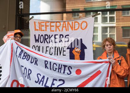 Berlin, Deutschland. 14.. Juni 2022. Am 14. Juni 2022 protestierten Menschen des Arbeiterkollektivs Lieferando Berlin vor dem Berliner Lieferando-Hub in der Kochstraße. Die Demonstranten halten mehrere Reden und untersagen sich. Sie sprachen über schwierige Arbeitsbedingungen und unfaire Entlassungen mehrerer Arbeitnehmer. Eines der Hauptziele des Kollektivs ist es, die gewerkschaftliche Zerschlagung zu stoppen. (Foto: Michael Kuenne/PRESSCOV/Sipa USA) Quelle: SIPA USA/Alamy Live News Stockfoto