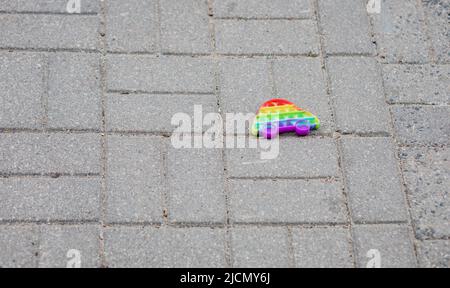 Mehrfarbige beliebte Silikon-Anti-Stress-Spielzeug Pop es auf Bürgersteig Stockfoto