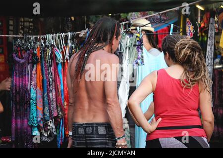 TA'Qali, Malta - 04 2022. Juni: Ein Hippie-Paar der neuen Zeit, das an einem Festmarktstand Kleidung kauft Stockfoto