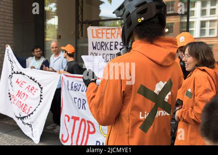 Berlin, Deutschland. 14.. Juni 2022. Am 14. Juni 2022 protestierten Menschen des Arbeiterkollektivs Lieferando Berlin vor dem Berliner Lieferando-Hub in der Kochstraße. Die Demonstranten halten mehrere Reden und untersagen sich. Sie sprachen über schwierige Arbeitsbedingungen und unfaire Entlassungen mehrerer Arbeitnehmer. Eines der Hauptziele des Kollektivs ist es, die gewerkschaftliche Zerschlagung zu stoppen. (Bild: © Michael Kuenne/PRESSCOV über ZUMA Press Wire) Stockfoto