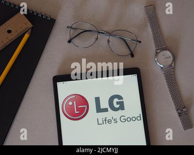 In dieser Abbildung sehen Sie das Logo der LG Group auf einem Tablet. Stockfoto