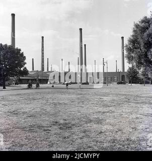 1950s, histoisch, Außenansicht der Ziegelarbeiten der London Brick Company mit den berühmten Schornsteinen in Stewartby Bedford, England, Großbritannien. Stockfoto