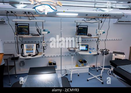 Kiew, Ukraine - 15. Juni 2021: Mobiles mobiles Krankenhaus mit Schiebemodul. Innenraum eines neuen mobilen Militärkrankenhauses. Stockfoto