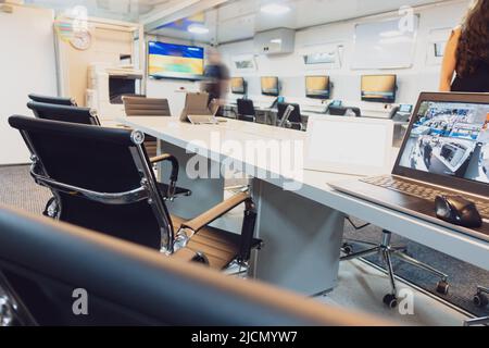 Autonomer mobiler Notkontrollraum. Innenraum der Notleitwarte. Stockfoto