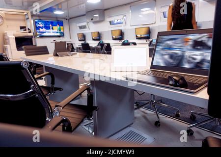 Autonomer mobiler Notkontrollraum. Innenraum der Notleitwarte. Stockfoto