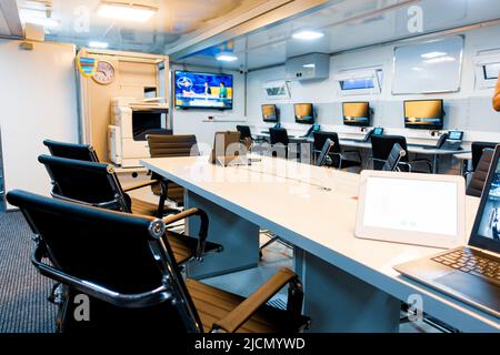 Autonomer mobiler Notkontrollraum. Innenraum der Notleitwarte. Stockfoto
