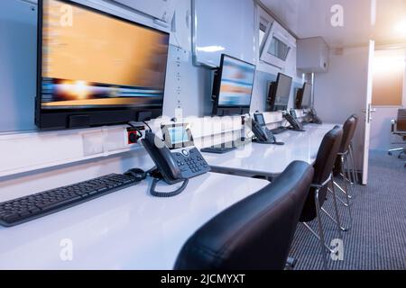 Autonomer mobiler Notkontrollraum. Innenraum der Notleitwarte. Stockfoto