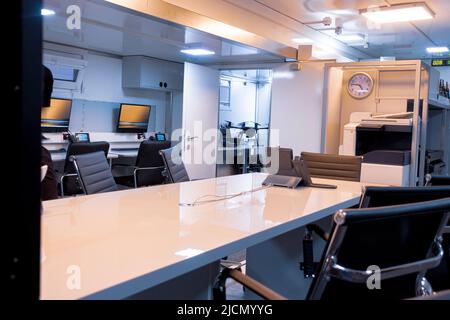Autonomer mobiler Notkontrollraum. Innenraum der Notleitwarte. Stockfoto