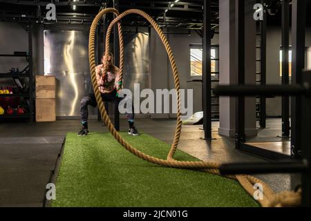 Seil Lager Fitness Green man Gras Training Fitness-Studio muskulös jung, für starke Kraft aus der körperlichen durch gesunde Aktivität, Person Muskel. Kreuz Stockfoto