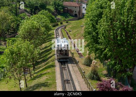 Mondovì, Italien - 29. April 2022: Standseilbahn, die auf dem Hügel in Richtung rione Piazza fährt, verbindet den Breo-Bezirk im Tal mit dem Pi Stockfoto