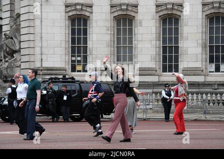 London, Großbritannien, 5.. Juni 2022, Platinum Jubilee Pageant Along the Mall. Von Westminister zum Buckingham Palace. Die Zeit unseres Lebens, Teil 2 des Pageant. Die jubelende Prozession zeigt die 70 Jahre der Herrschaft von Königin Elisabeth von 1952 bis 2022. 1970s in diesem Teil Andrew Lalchan Photography/Alamy Live News Stockfoto