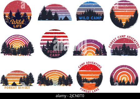 Sonnenuntergang im Retro-Wald. Wild Camp, Sonnenaufgang Camping und Naturbäume mit Grunge 80s gestreiften Sonne Hintergrund Vektor gesetzt Stock Vektor