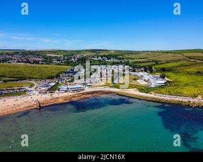 Bowleaze Cove, Weymouth, Dorset, Großbritannien. 14.. Juni 2022. Wetter in Großbritannien. Blick aus der Luft von Bowleaze Cove in Weymouth in Dorset an einem Tag glühender heißer Sonne und klaren blauen Himmels. Bildnachweis: Graham Hunt/Alamy Live News Stockfoto