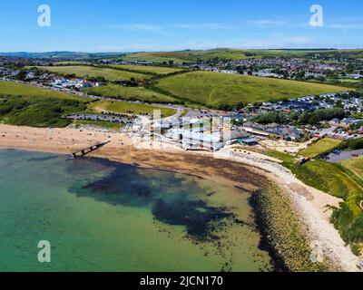 Bowleaze Cove, Weymouth, Dorset, Großbritannien. 14.. Juni 2022. Wetter in Großbritannien. Blick aus der Luft von Bowleaze Cove in Weymouth in Dorset an einem Tag glühender heißer Sonne und klaren blauen Himmels. Bildnachweis: Graham Hunt/Alamy Live News Stockfoto