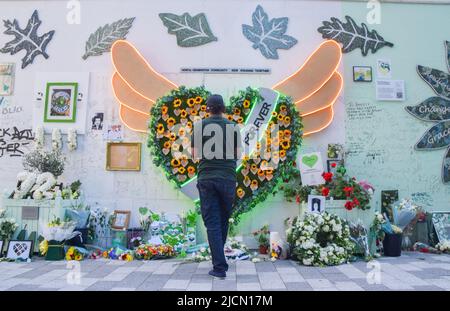 London, Großbritannien. 14.. Juni 2022. Die Londoner versammelten sich zum fünften Jahrestag der Katastrophe im Grenfell Tower, um ihre Achtung zu zollen. 72 Menschen starben, als im Jahr 2017 ein Feuer auf dem Wohnblock in West London ausbrach. Kredit: Vuk Valcic/Alamy Live Nachrichten Stockfoto