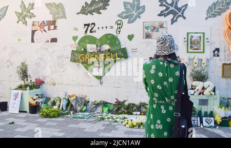 London, Großbritannien. 14.. Juni 2022. Die Londoner versammelten sich zum fünften Jahrestag der Katastrophe im Grenfell Tower, um ihre Achtung zu zollen. 72 Menschen starben, als im Jahr 2017 ein Feuer auf dem Wohnblock in West London ausbrach. Kredit: Vuk Valcic/Alamy Live Nachrichten Stockfoto