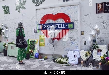 London, Großbritannien. 14.. Juni 2022. Die Londoner versammelten sich zum fünften Jahrestag der Katastrophe im Grenfell Tower, um ihre Achtung zu zollen. 72 Menschen starben, als im Jahr 2017 ein Feuer auf dem Wohnblock in West London ausbrach. Kredit: Vuk Valcic/Alamy Live Nachrichten Stockfoto