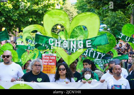 Menschen nehmen an einem stillen Spaziergang in der Nähe des Grenfell Tower in London Teil, um an diejenigen zu erinnern, die beim Feuer im Grenfell Tower am 14 2018. Juni ums Leben kamen. Bilddatum: Dienstag, 14. Juni 2022. Stockfoto