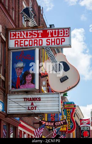 Ernest Tubb Record Shop unterzeichnet am Broadway in Nashville, Tennessee am 30.. Mai 2022. Stockfoto