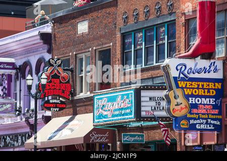 Robert's Western World, Layla's Honky Tonk und das zweite Fiddle-Zeichen am Broadway in Nashville, Tennessee am 30.. Mai 2022. Stockfoto