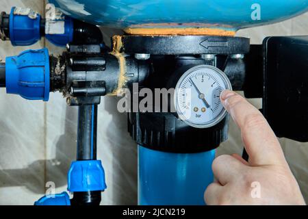 Automatische Wasserpumpensteuerung, Druckanzeige zeigt während des Tests den Druck im System an. Stockfoto