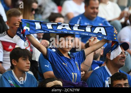 14. Juni 2022, Nordrhein-Westfalen, Mönchengladbach: Fußball: Nations League A, Deutschland - Italien, Gruppenphase, Gruppe 3, Spieltag 4, stadion im Borussia-Park hält ein junger italienischer Fan einen Schal hoch. Foto: Federico Gambarini/dpa Stockfoto