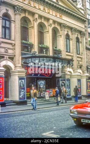 November 1976 Archivbild von London Palladium mit Plakaten für das Konzert von The Palpenters, aufgenommen und als Live At The Palladium veröffentlicht. Stockfoto