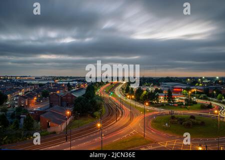 Langzeitbelichtung über Ashton unter Lyne während der Dämmerung, Greater Manchester, Großbritannien. Stockfoto