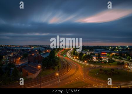 Langzeitbelichtung über Ashton unter Lyne während der Dämmerung, Greater Manchester, Großbritannien. Stockfoto