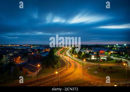 Langzeitbelichtung über Ashton unter Lyne während der Dämmerung, Greater Manchester, Großbritannien. Stockfoto