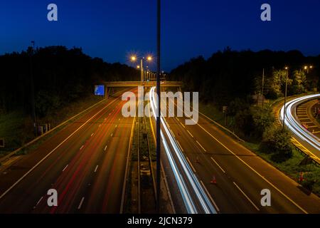 Langzeitbelichtung der Autobahn M56, in der Nähe des Flughafens Manchester, Manchester, Großbritannien.