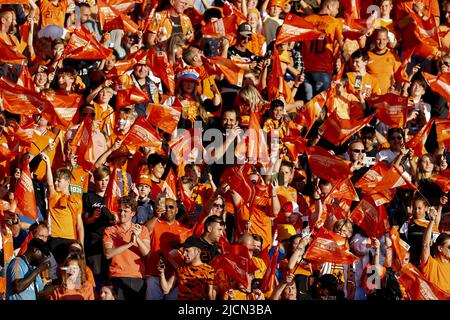 ROTTERDAM - Niederländische Fans beim Spiel der UEFA Nations League zwischen den Niederlanden und Wales im Feyenoord-Stadion am 14. Juni 2022 in Rotterdam, Niederlande. ANP MAURICE VAN STEEN Stockfoto