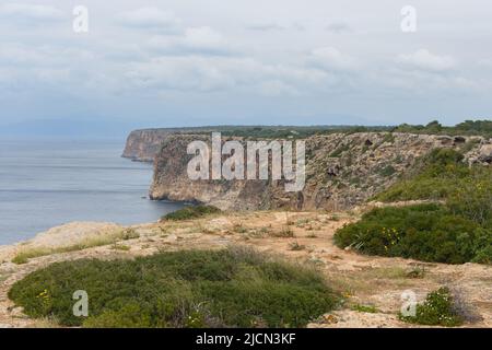 Steile Küstenklippen am Cap Blanc auf Mallorca, Spanien. Stockfoto